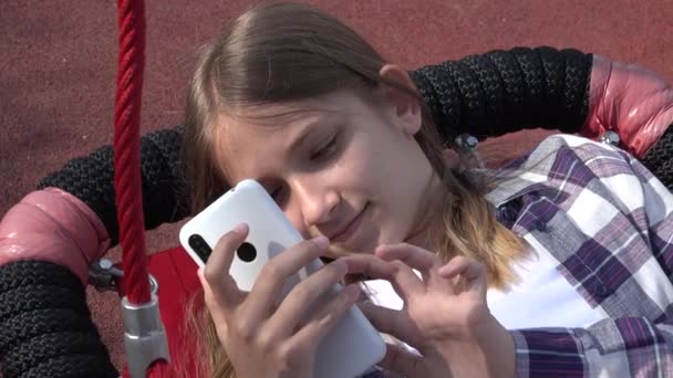 Flicka Spela Smartphone Swing Tonåring Kid Surfa Internet Smart Phone — Stockvideo