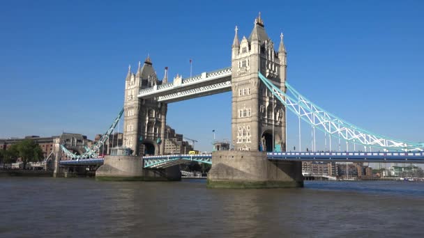 London Tower Bridge Traffic Thames River View Ship Boats Τουρίστες — Αρχείο Βίντεο