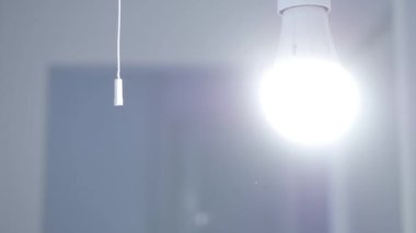 Karanlık bir odada ışığı söndürmek, bir kadının ampulü söndürmesi, kızın evde ışığı kapatması, ışığı kapatması, ışığı kapatması.