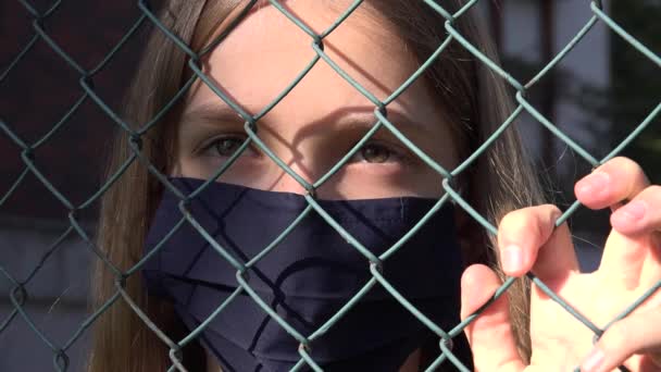 Üzgün Kız Koronavirüs Salgını Nedeniyle Koruyucu Maske Takıyor Hasta Mutsuz — Stok video