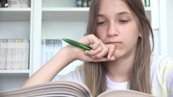 女童阅读书籍 学校图书馆的学生儿童 在课堂学习的青少年儿童 青少年教育 — 图库视频影像