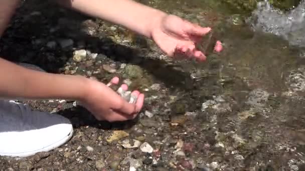 Gyermek Szedés River Stone Hegyi Vízesés Tourist Kid Játszik Vízben — Stock videók