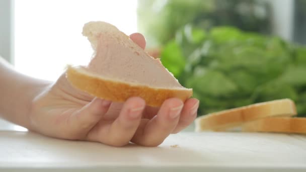 Niño Comiendo Sándwich Desayuno Kid Hand Con Crema Paté Hígado — Vídeo de stock