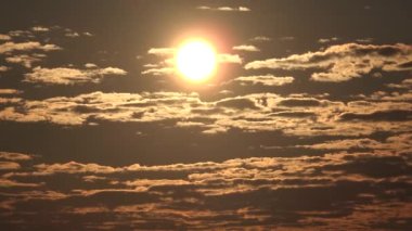 Gün batımı, Gündoğumu, Dağlarda Bulutlu Manzara, Dramatik Kabarık Bulutlar Manzarası, Alp 'te Kamp Macerası, Doğada Seyahat