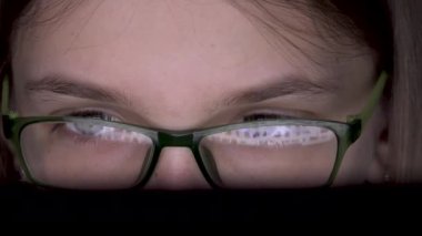Çocuk Laptop 'ta, Bilgisayar' da, Gözlüklü Çocuk Masaüstünde İnternet 'te, Kız Video Oyunları Oynuyor, Çevrimiçi Eğitim