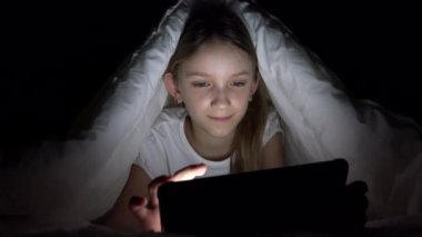 Gece Tablet Oynayan Çocuk, Yatakta İnternete Bakan Kız, Uykusuz Çocuk Cihazda Bir şeyler Arıyor, Çocuklar Oyun Oynuyor