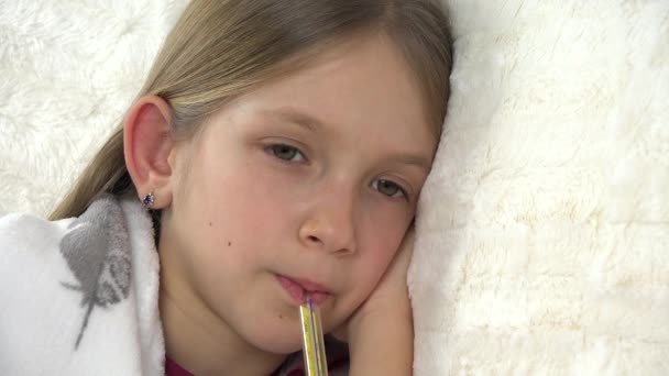 Criança Doente Cama Ill Kid Com Termômetro Menina Triste Hospital — Vídeo de Stock