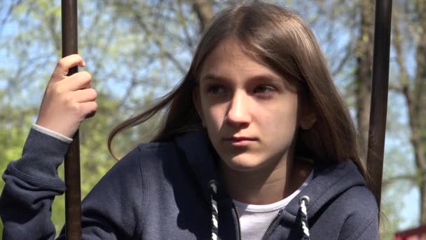 Copil Trist Gânditor Leagăn Copil Nefericit Parc Fată Deprimată Care — Videoclip de stoc