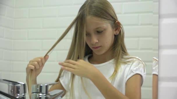 Mladá Dívka Zařizuje Vlasy Zrcadle Dospívající Dítě Účes Koupelně Blondýny — Stock video