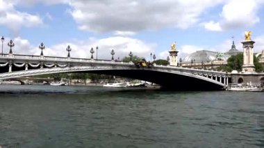 Paris Seine Nehri Zaman Çizelgesi, İnsanlar Turist Tekneleri Günbatımında Seyahat, Gemiler