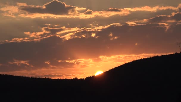 Zachód Słońca Górach Dramatyczny Zachód Słońca Chmury Krajobraz Wschód Słońca — Wideo stockowe