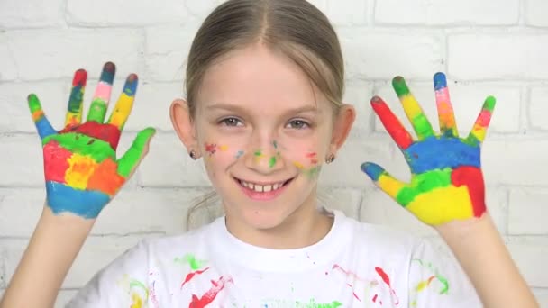 儿童玩彩绘手 儿童看相机 微笑学校 金发女孩脸 家庭学习项目 儿童教育 — 图库视频影像