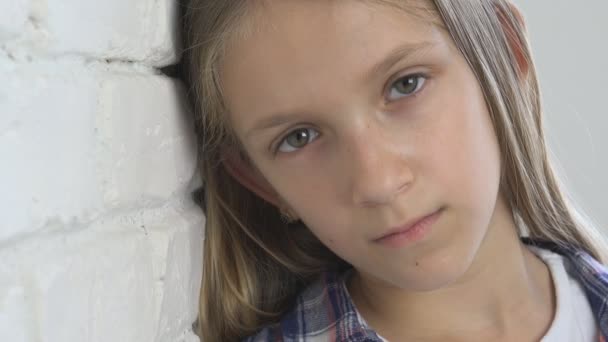 悲しい子供 若い病気の子供 女の子の不幸な表現 思考のロード思春期 うつ病の絶望的な病気のティーンエイジャーの顔 — ストック動画