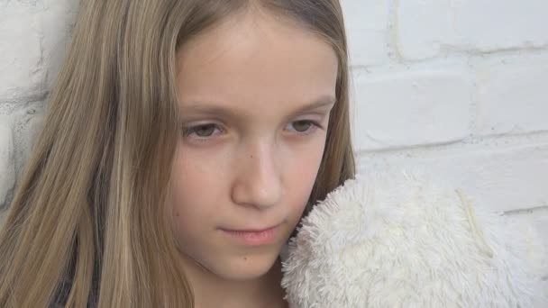 子供の不幸な表現 悲しい思考の子供 うつ病で病気のティーンエイジャーの女の子をストレス 病気の子供 ロード若い人 — ストック動画