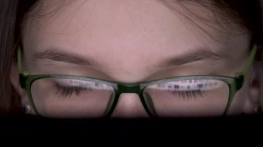 Çocuk Laptop 'ta Oynuyor, Bilgisayar Gecesinde, Gözlüklü Çocuk Masaüstünde İnternet Taraması, Kız Video Oyunları, Çevrimiçi Eğitim