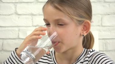 Çocuk İçme Suyu, Çocuk Bardaktan Taze Su İçiyor, Mutfakta Susamış Sarışın Kız, Çocuk Sağlığı Hizmetleri