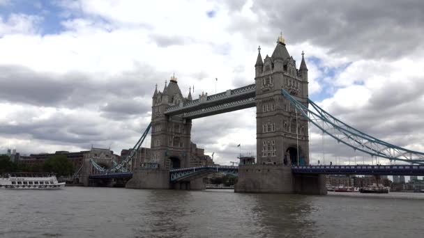London Tower Bridge Red Busses Traffic Thames River Ship Csónakok — Stock videók