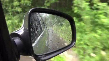 Otoyoldaki Fırtına 'da Trafik Arabası, Şehir Yolundaki Şiddetli Yağmurda Sürücü Sürücü Otomobili, Dikiz Aynası Taşıtında Yağmur Damlaları