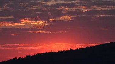Gündoğumu, Günbatımı, Dağlarda Bulutlu Manzara, Dramatik Bulutlar Manzarası, Zaman Çizelgesi, Alp 'te Kamp Macerası, Doğada Seyahat