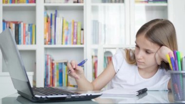 Sıkıcı Çocuk Çalışması Okulda Dizüstü bilgisayar, Üzgün Çocuk Ofiste bilgisayar, Öğrenci Kız Yazma Ödevi, Çevrimiçi Eğitim
