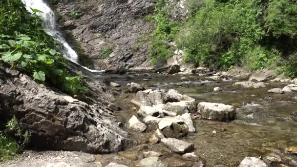 Dítě Pomocí Binokuláru Vodopádu Horách Dítě Turistika Kempu Alpské Stezky — Stock video