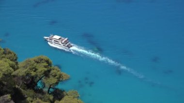 Lefkada, Yunanistan 'daki Egremni Sahili' nde gemi, Ünlü Sahilde Tekne, Yaz Tatili Gezisinde Seyahat Eden Turistler