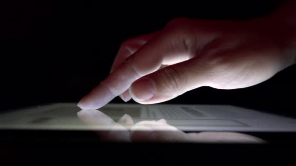 Tablet Nternet Çevrimiçi Alışveriş Cihazı Gazete Okuyan Kadını Web Haberleri — Stok video
