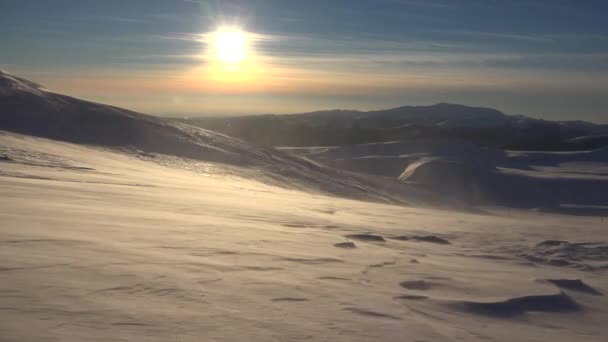 Ventisca Las Montañas Atardecer Vista Nevada Del Invierno Tormenta Nieve — Vídeo de stock