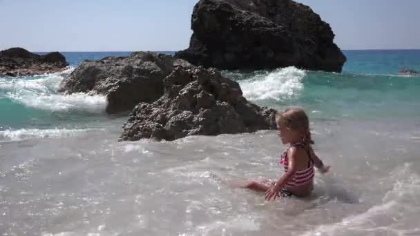 Dziecko Bawiące Się Plaży Zachodzie Słońca Dziecko Morzu Fale Wybrzeżu — Wideo stockowe