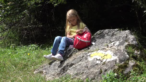 Girl Drinking Water Tourist Child Hiking Trails Camping Tourist Kid — Αρχείο Βίντεο