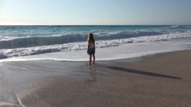 Sunset 'te Deniz Sahilinde Oynayan Çocuk, Sahilde Okyanus Dalgalarını İzleyen Çocuk, Yaz Tatilinde Sahilde Sarışın Kız Portresi