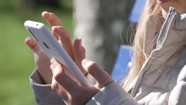 Young Child Browsing Internet Chytrém Telefonu Parku Dospívající Kid Hrát — Stock video