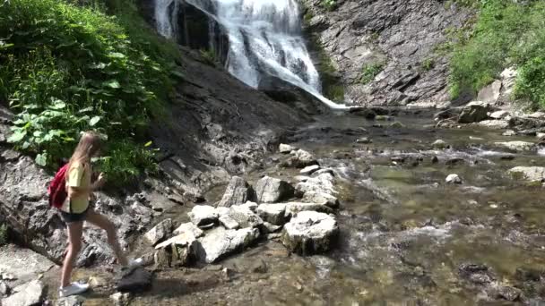 Dítě Pomocí Binokuláru Vodopádu Horách Dítě Turistika Kempu Alpské Stezky — Stock video