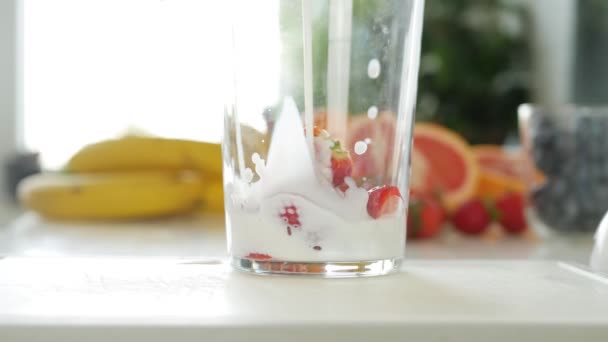 Χύνοντας Γάλα Γυαλί Προετοιμασία Μιλκσέικ Φράουλας Στην Κουζίνα Φρέσκα Φρούτα — Αρχείο Βίντεο