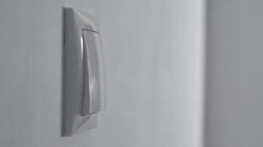 Kız ışığı yakar, çocuk ampulü yakar, çocuk evde ışıkları yakar, enerji endüstrisini kapatır.