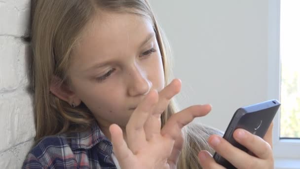 Dziecko Gra Smartfonie Kid Przeglądanie Internetu Telefonie Nastolatka Młoda Dziewczyna — Wideo stockowe