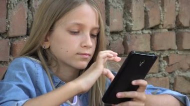 Parkta Akıllı Telefon 'da Çocuk Oynaması, Akıllı Telefon' da Çocuk Bakışı, Cihazda Mesaj Yazan Sarışın Genç Kız