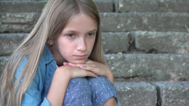 Olyckliga Barn Sad Kid Tankfull Mobbade Tonåring Flicka Utomhus Parken — Stockvideo