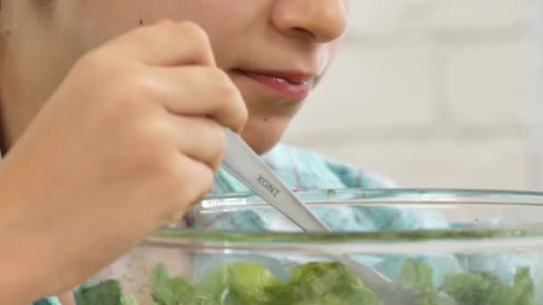 Criança Comendo Salada Verde Criança Cozinha Adolescente Fogão Menina Come — Vídeo de Stock