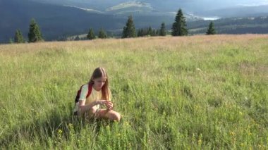 Dağlardaki Meadow 'daki Turist Çocuk, Tarlada Çiçekleri Toplayan Çocuk, Doğada Gezen Genç Kız, Alp Manzarası