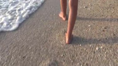 Çocuk Ayakları Yürüyüşü, Gün batımında Sahilde Oynama, Deniz Dalgalarında Çocuk Ayak İzleri, Denizdeki Kız Ayak İzleri, Yaz Tatili