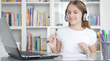 Kız Öğrenme, Ofiste Dizüstü bilgisayarda Çalışma, Bilgisayar Masasında Çocuk Dansı, Kulaklıkta Müzik Dinleyen Çocuk, Çevrimiçi Eğitim