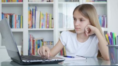 Sıkıcı Kız Okul İçin Laptop Çalışması, Üzgün Çocuk Ofiste Bilgisayar Çalışması, Öğrenci Çocuk Ödevi, Çevrimiçi Eğitim