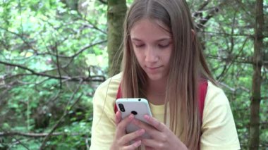 Parktaki Akıllı Telefonlu Ergen Kız, Akıllı Telefon Oynama Aygıtlarında İnternet Tarayıcısı, Çevrimiçi İnsanlar Dijitalleştirme