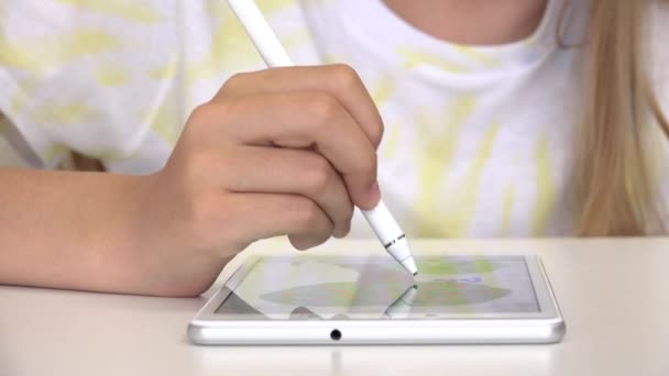 Dziecko Bawiące Tablet Kid Rysunek Drzewo Cyfrowym Stylus Smartfonie Dziewczyna — Wideo stockowe