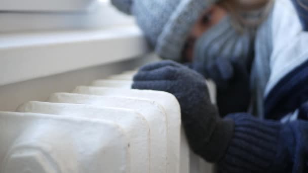 Heißer Heizkörper Mädchen Frostiger Winterkleidung Zittern Vor Kälte Und Versuchen — Stockvideo
