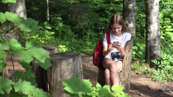 Menina Turística Com Binóculos Acampamento Trilhas Montanhas Use Smartphone Jovem — Vídeo de Stock