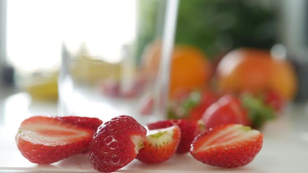 为奶昔准备草莓的女孩 在厨房使用新鲜水果的年轻妇女 鸡尾酒 水果沙拉 营养保健 — 图库视频影像