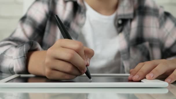 Tabletteki Kız Yazıyor Çocuk Okul Için Ödev Yazıyor Evde Çocuk — Stok video