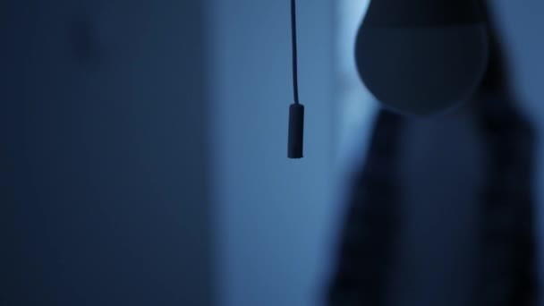 Κορίτσι Ανάβει Φως Ένα Σκοτεινό Δωμάτιο Γυναίκα Ανάβει Φως Μια — Αρχείο Βίντεο